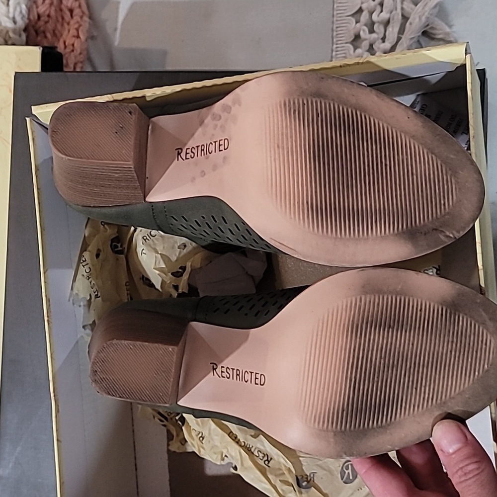 Restricted booties - Picture 4 of 5